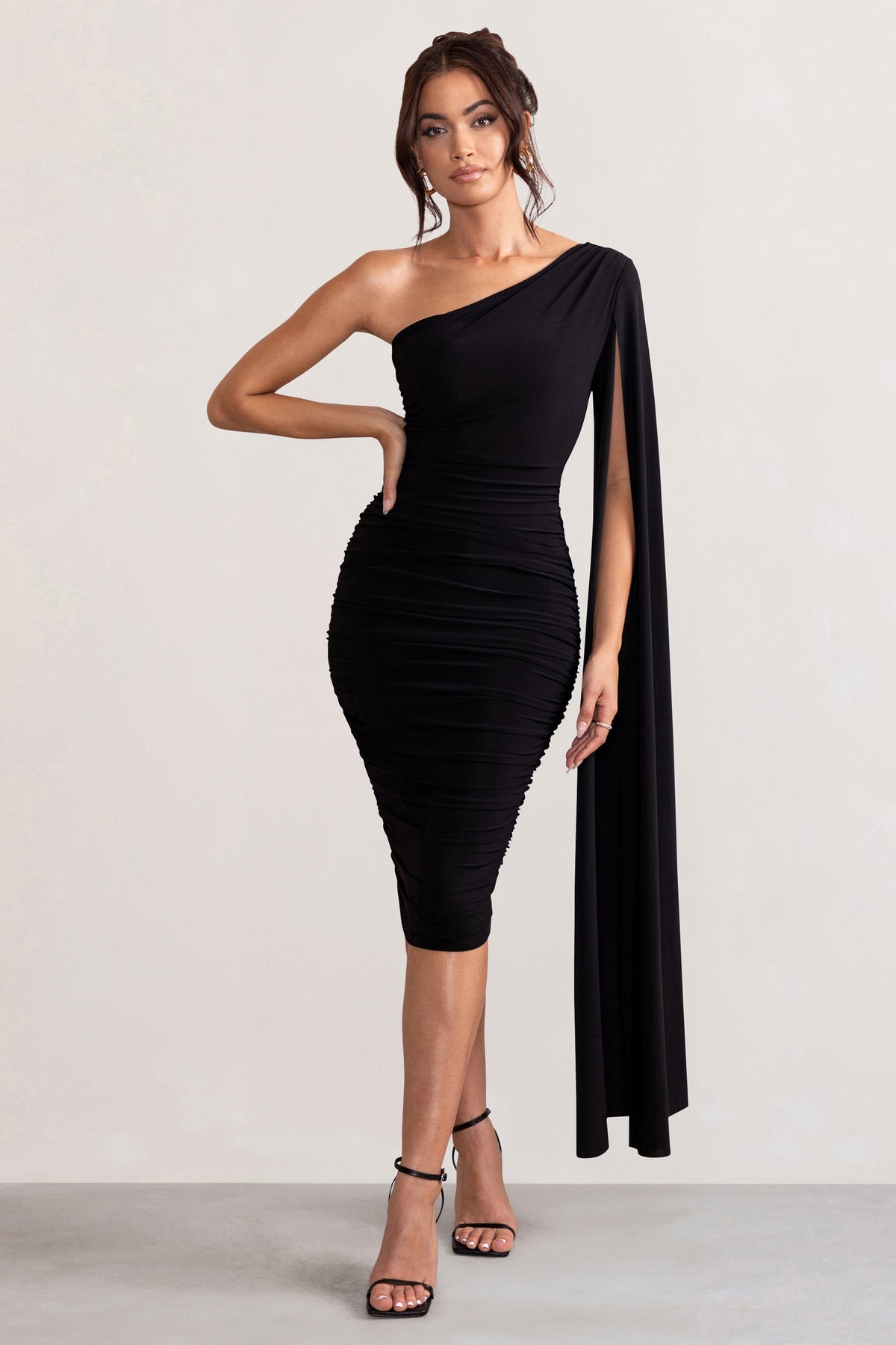Yara | Vestido midi negro con capa asimétrico y con frunces