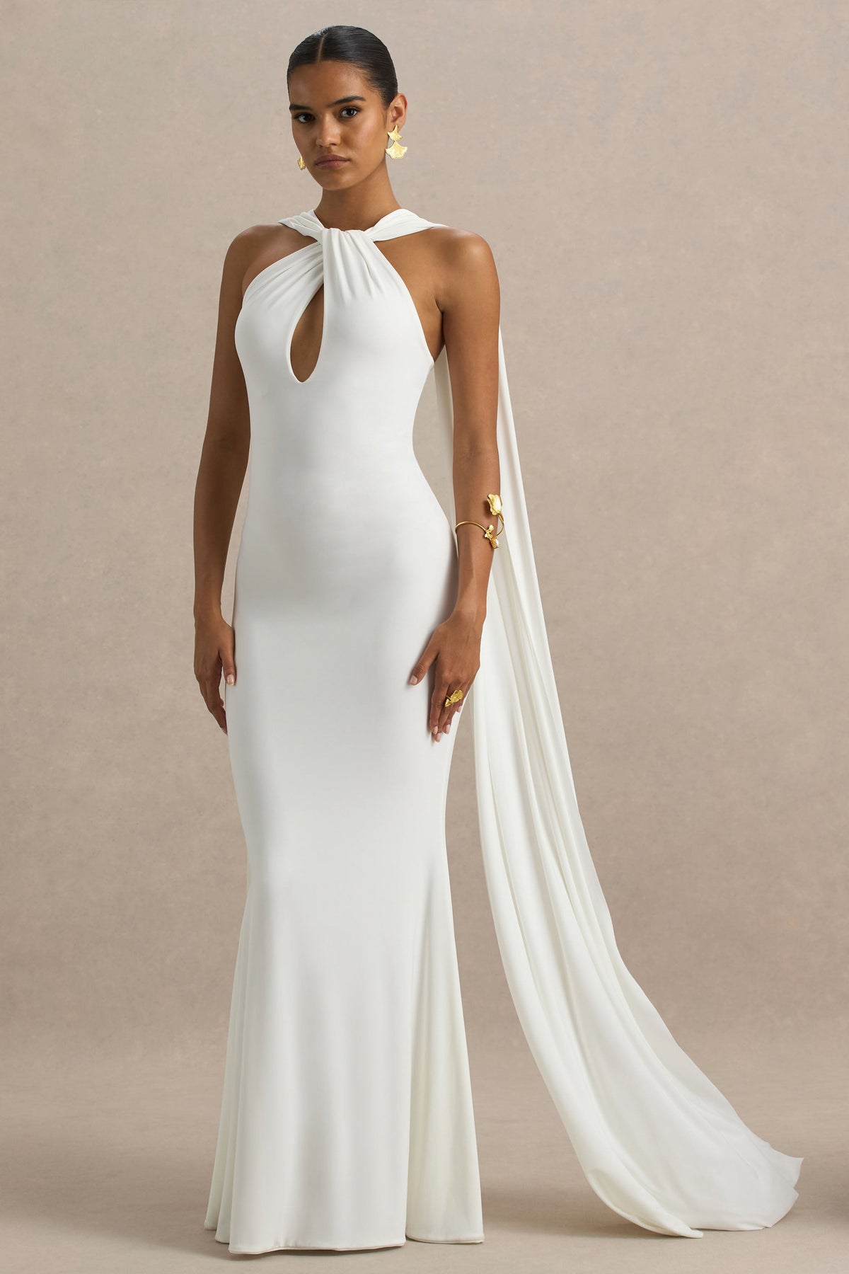 Rhoda | Vestido Largo Blanco con Cuello Halter Torcido y Capa