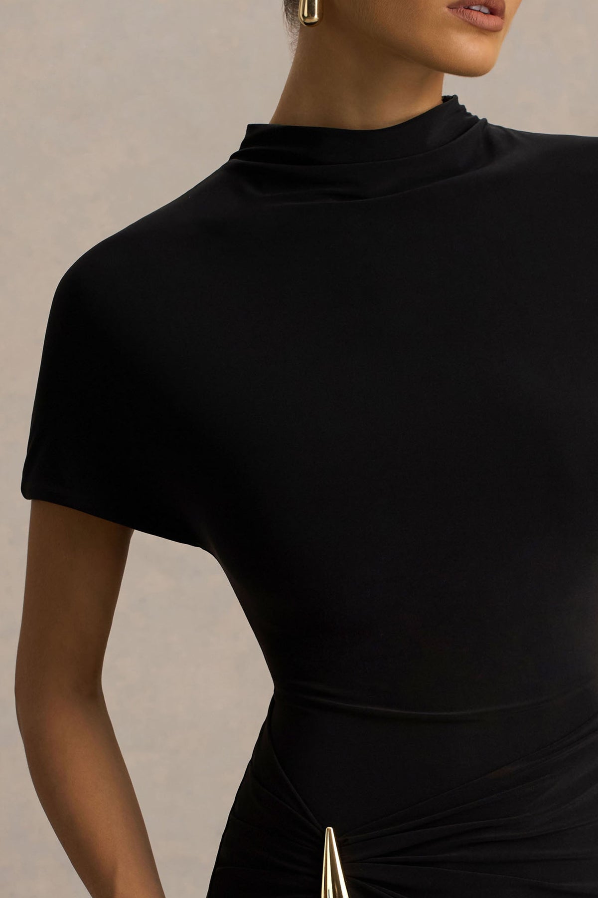 Arlena | Vestido Largo Negro con Escote Alto y Detalle Envolvente