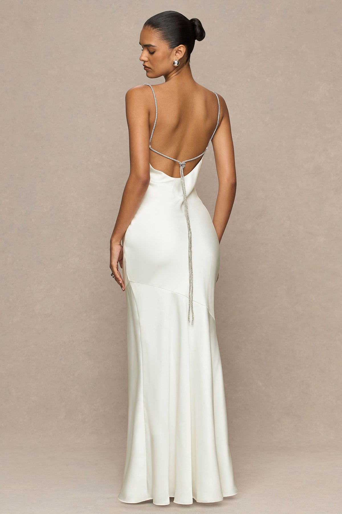 Maelia | Vestido largo de satén color crema con escote drapeado y tirantes adornado