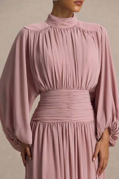 Annabel | Vestido midi rosa empolvado con cuello alto, cintura caída y detalles plisados