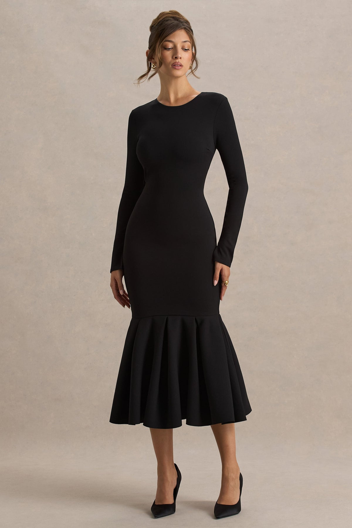Liberty | Vestido midi negro con mangas largas y bajo con volante