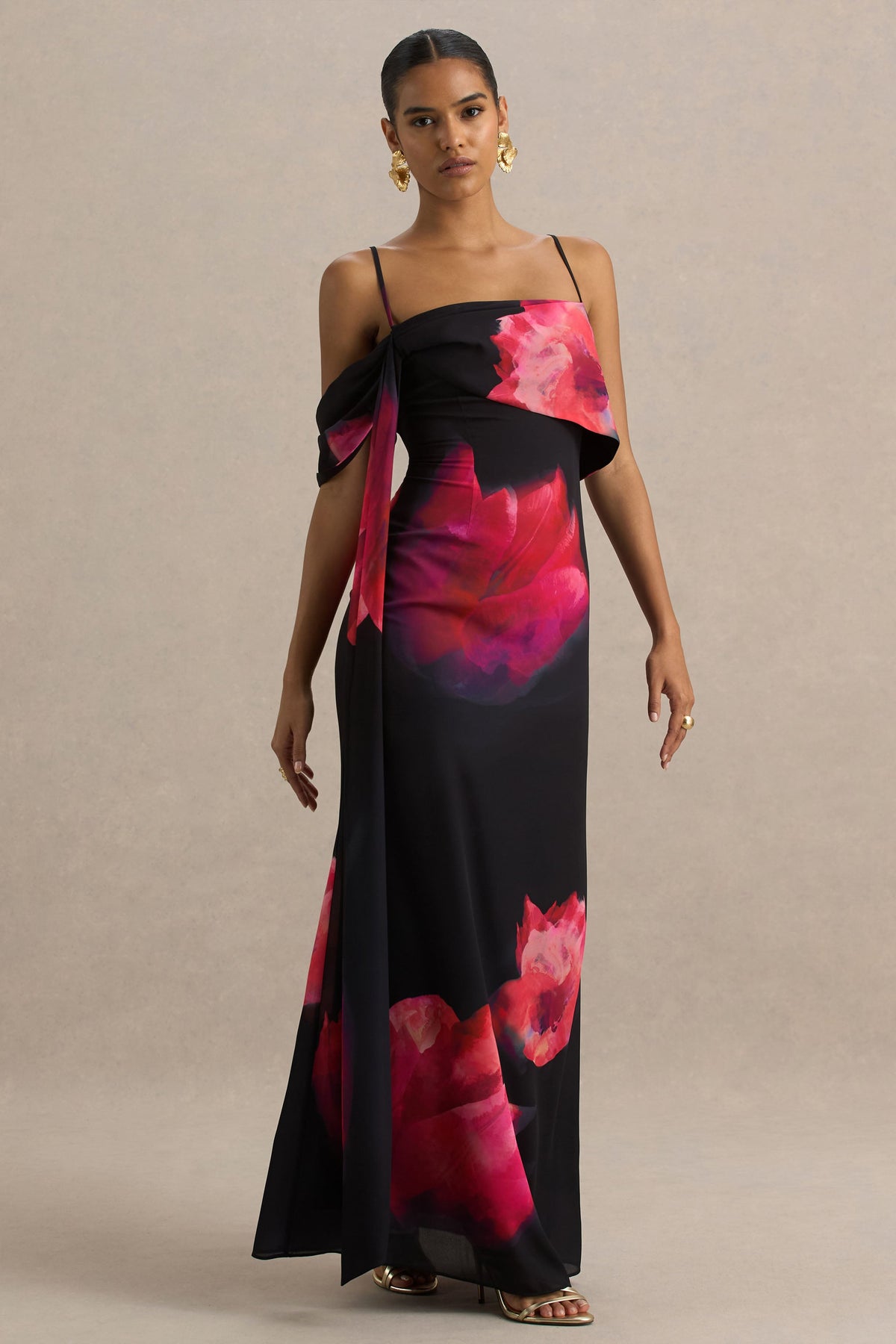 Leonara | Vestido largo con detalle de flor rojizas y una manga drapeada