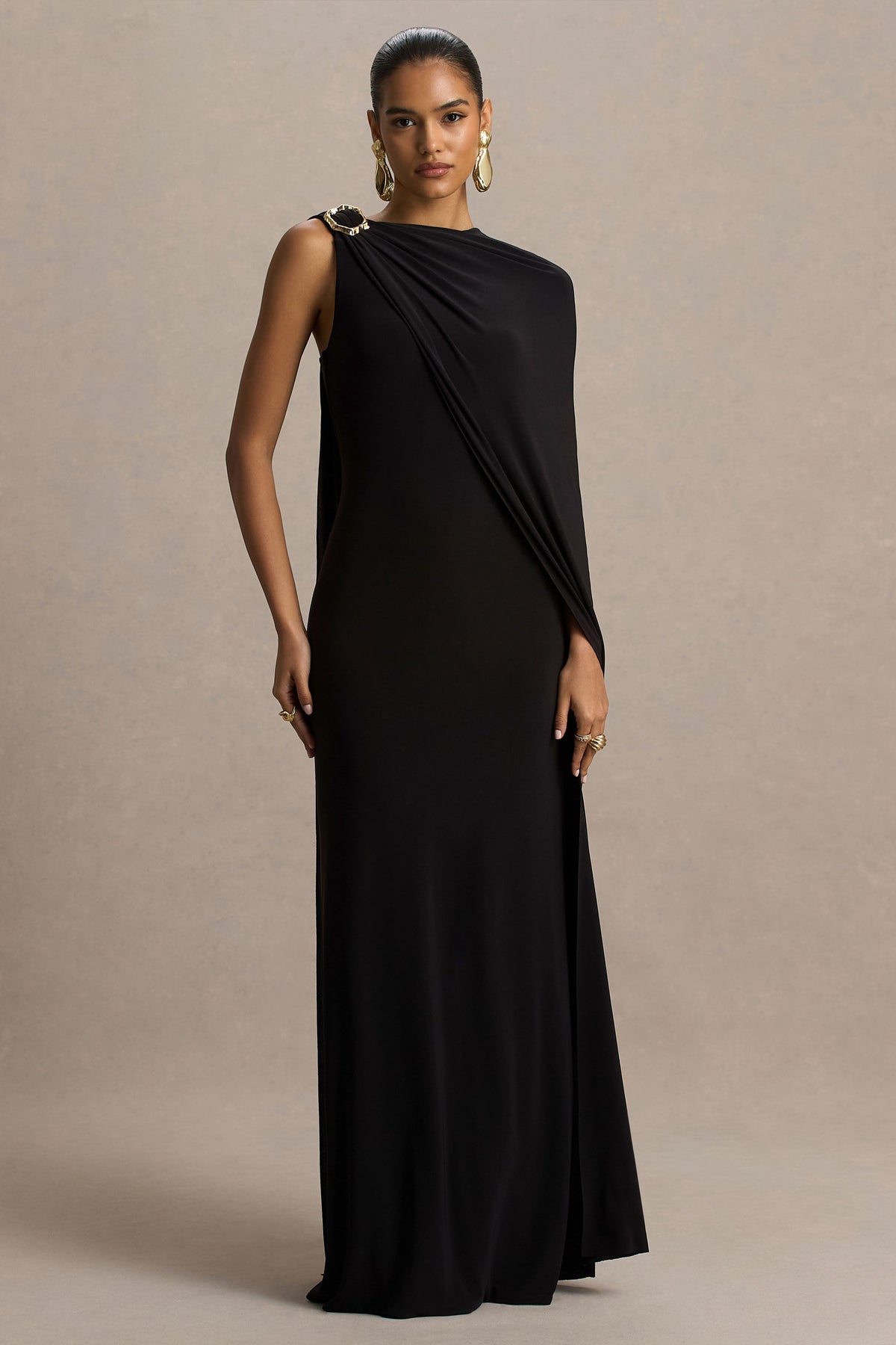 Cressida | Vestido Largo negro con escote asimétrico y manga tipo capa
