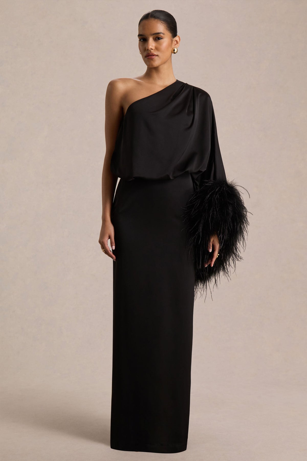 Felicity | Vestido Largo Negro de Satén con Escote Asimétrico, Plumas y Detalles Fruncidos