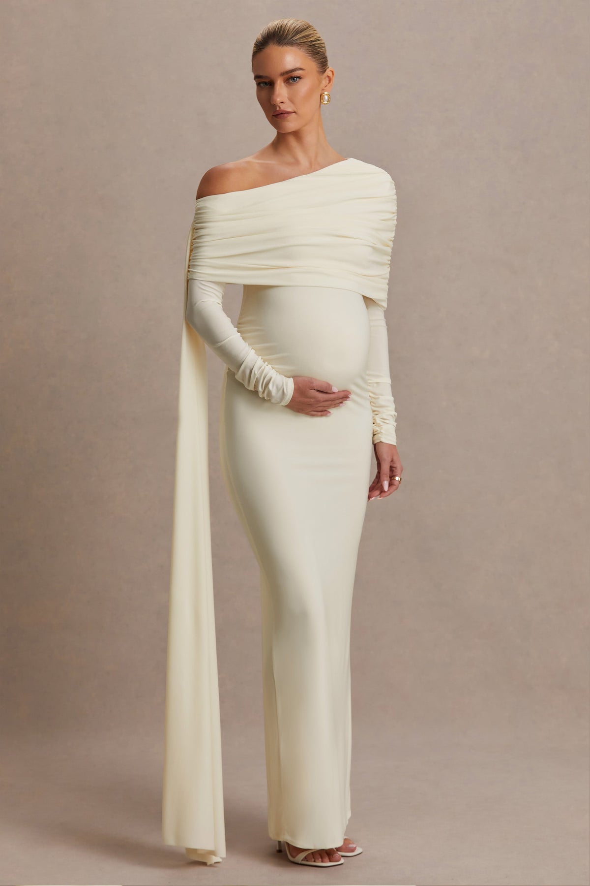Cyra | Vestido largo crema con escote asimétrico y fajín