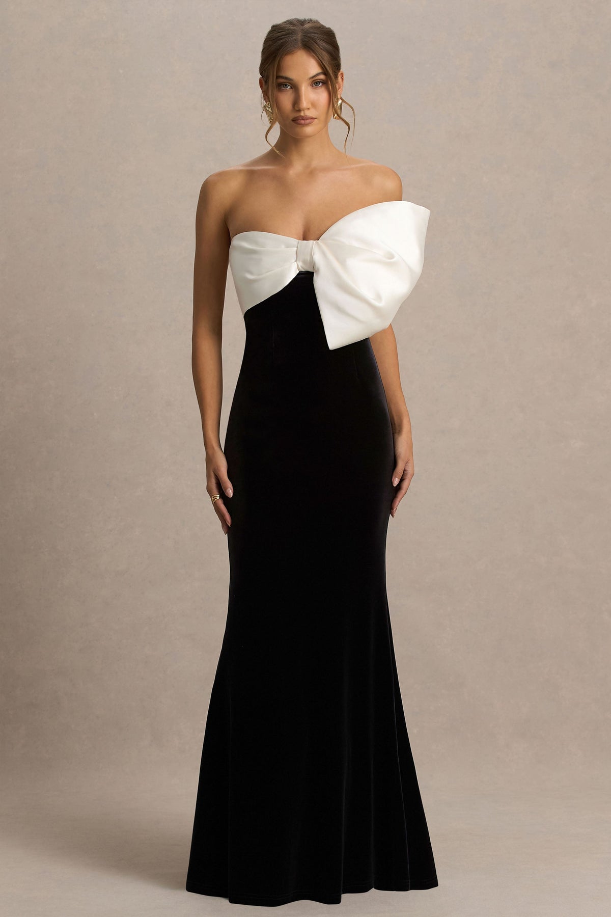 Divulge | Vestido largo de terciopelo negro y blanco con escote asimétrico y detalle de lazo