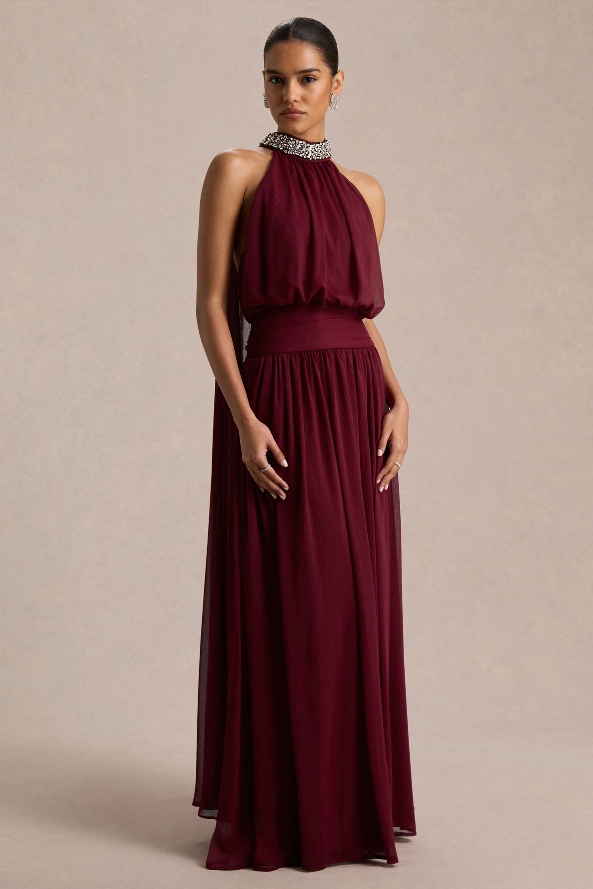 Marie | Vestido largo burdeos con escote halter y detalles adornados