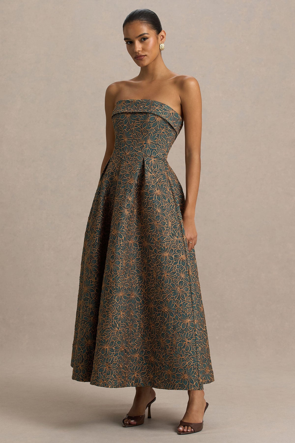 Loretta | Vestido midi bordado en verde oscuro y óxido con escote bandeau