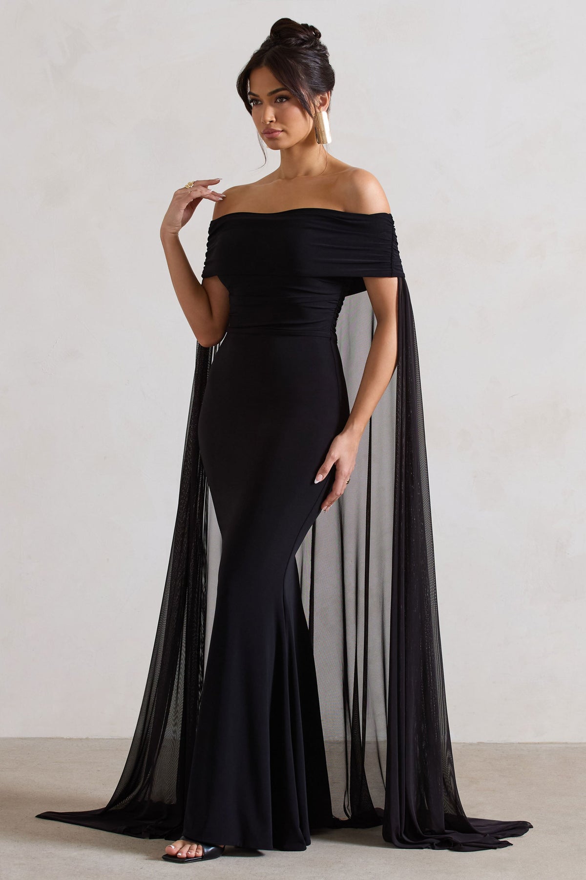 Carlotta | Vestido largo negro ajustado con capa de gasa y escote bardot
