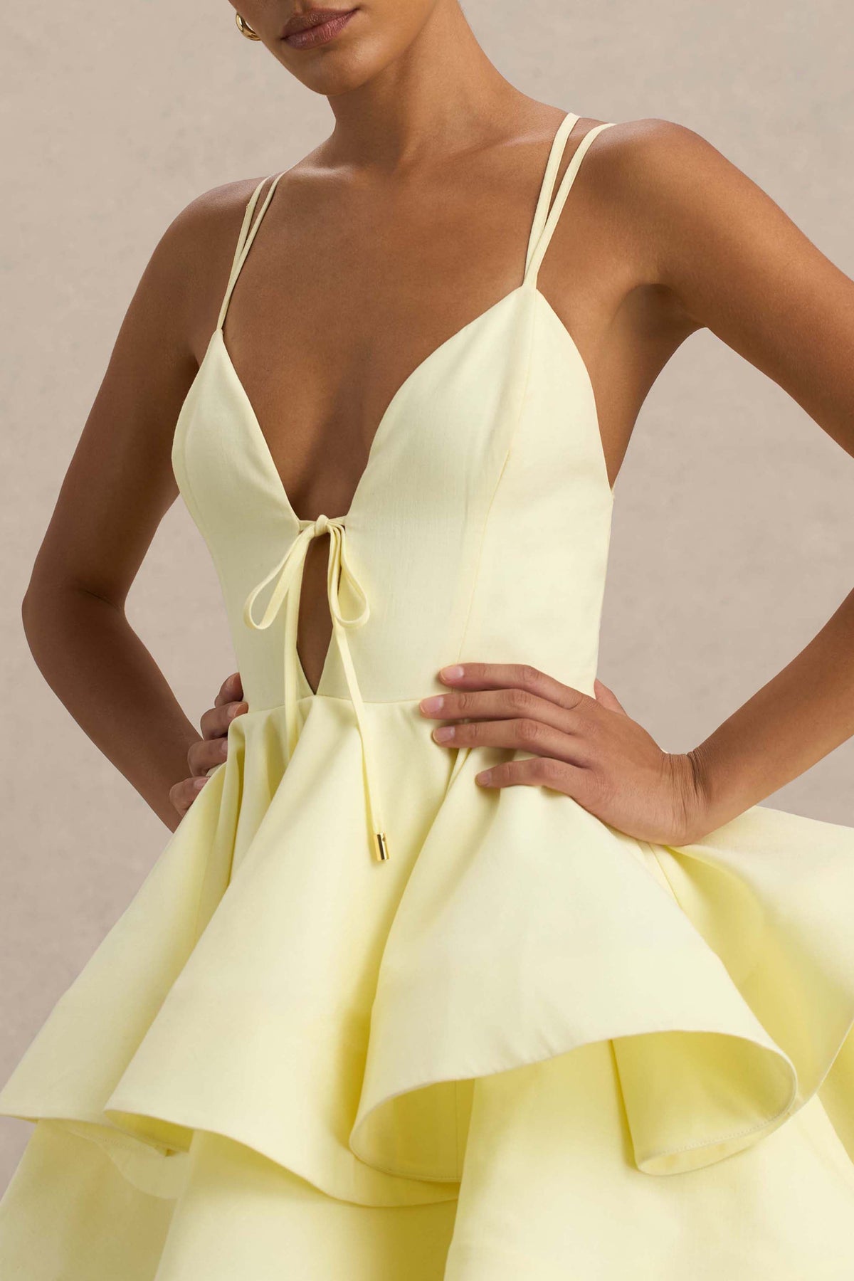 Flavia | Vestido corto amarillo con escote pronunciado y falda de volantes