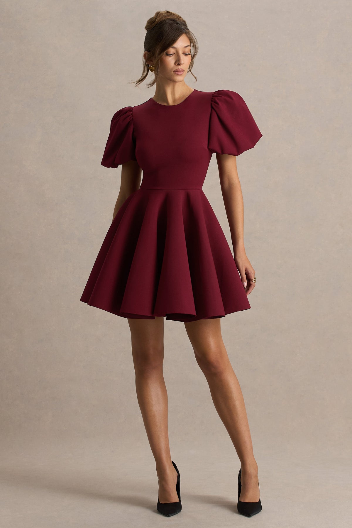Emelia | Vestido Corto Skater Burdeos con Mangas Abullonadas