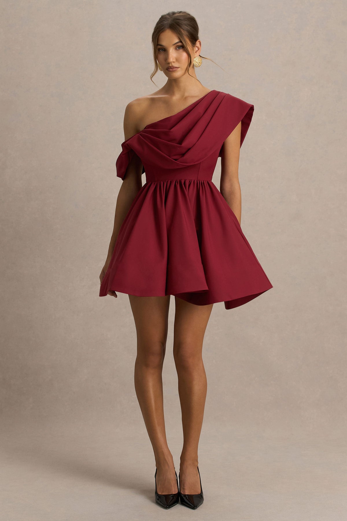 Verona | Vestido corto skater burdeos con escote asimétrico drapeado