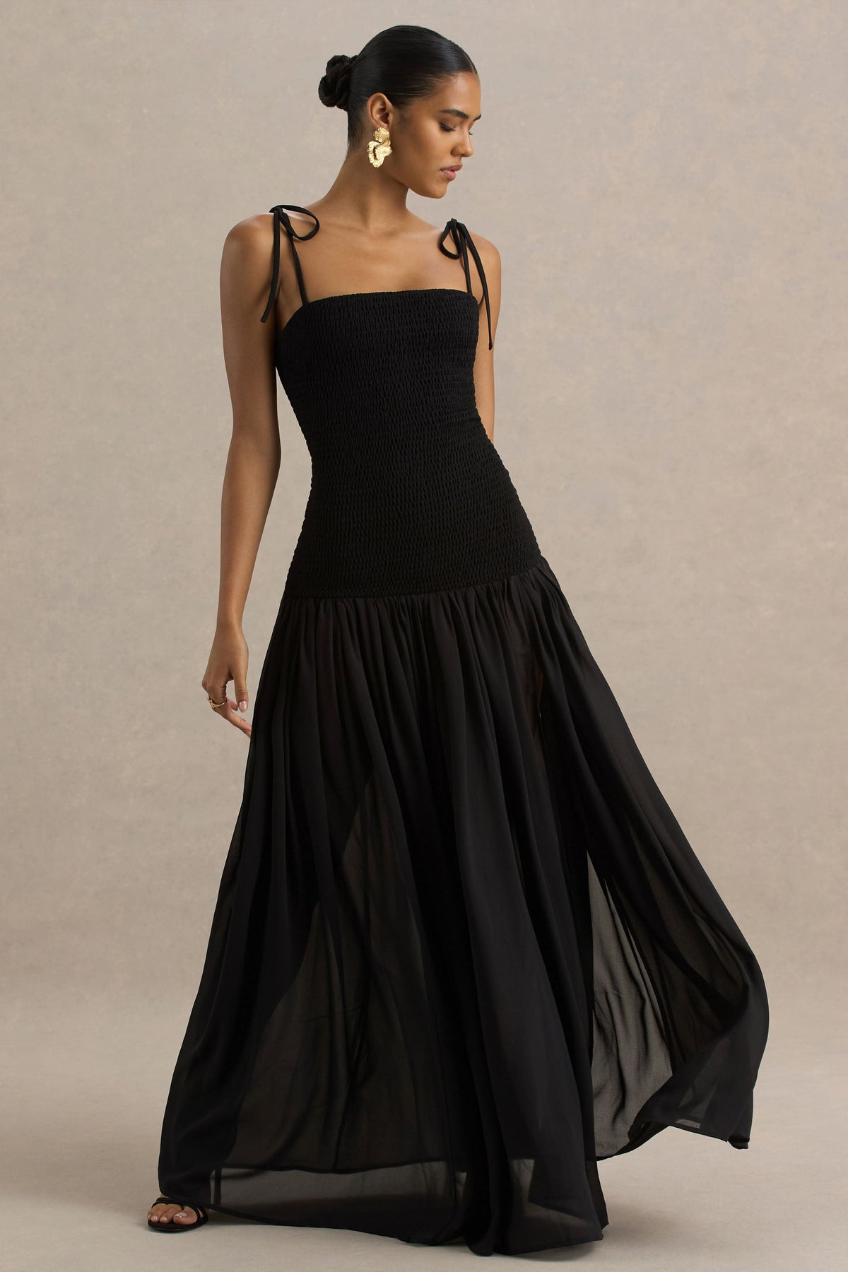 Maeva | Vestido largo negro con escote cuadrado y cuerpo fruncido