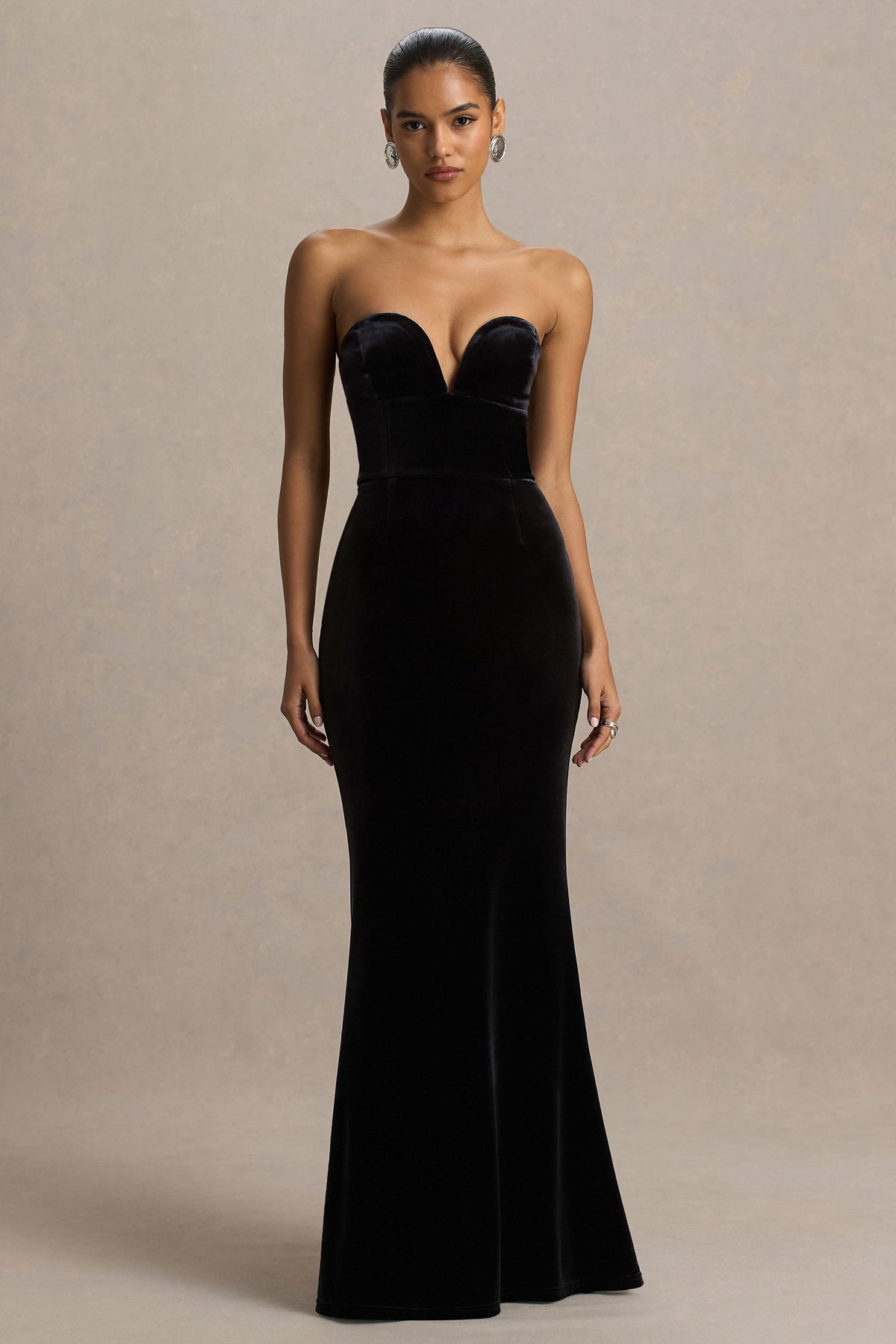 Yolanda | Vestido largo de terciopelo negro con escote corazón
