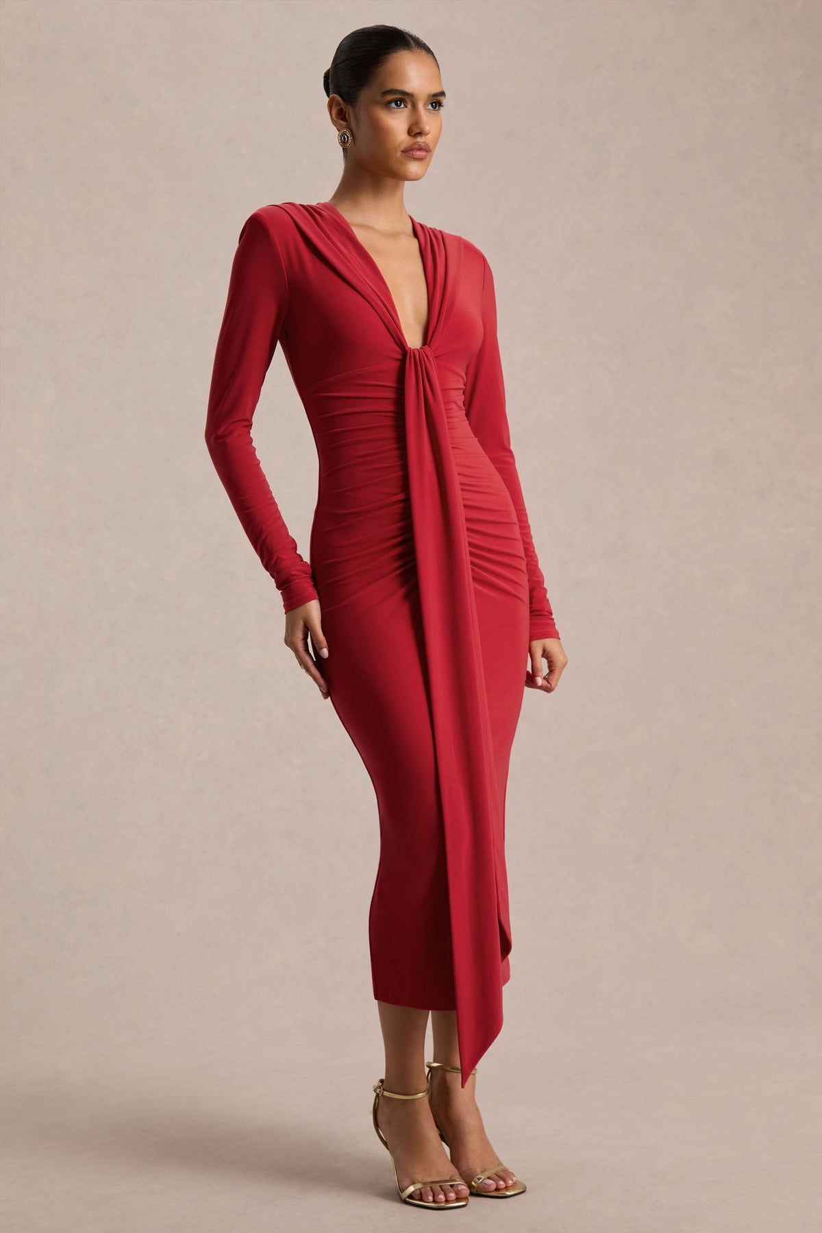 Ivara | Vestido Largo Rojo con Escote Profundo, Detalle Fruncido y Fajín
