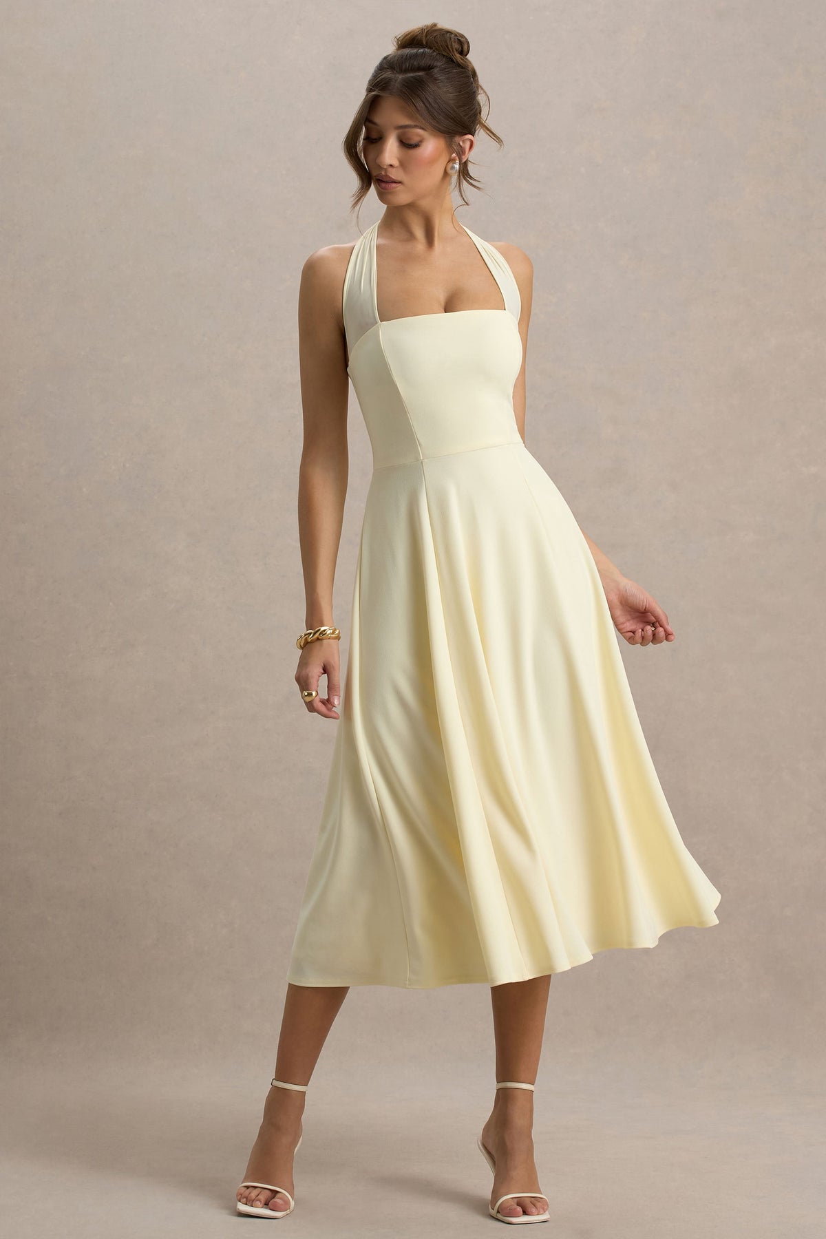 Auburn | Vestido midi amarillo pastel con escote halter de malla con lazo