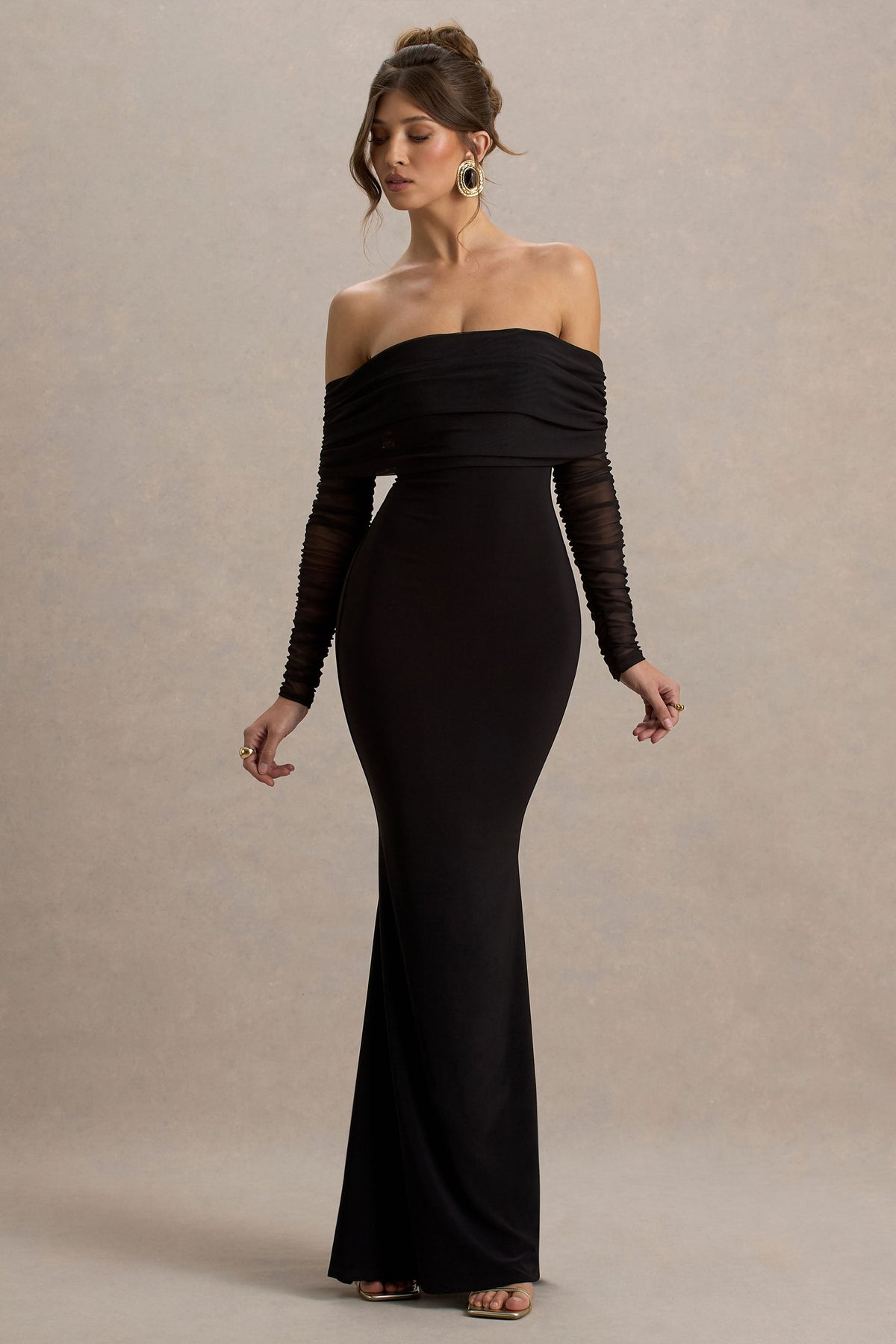 Madeleine | Vestido largo Negro  ajustado al cuerpo con mangas largas de malla y escote bardot