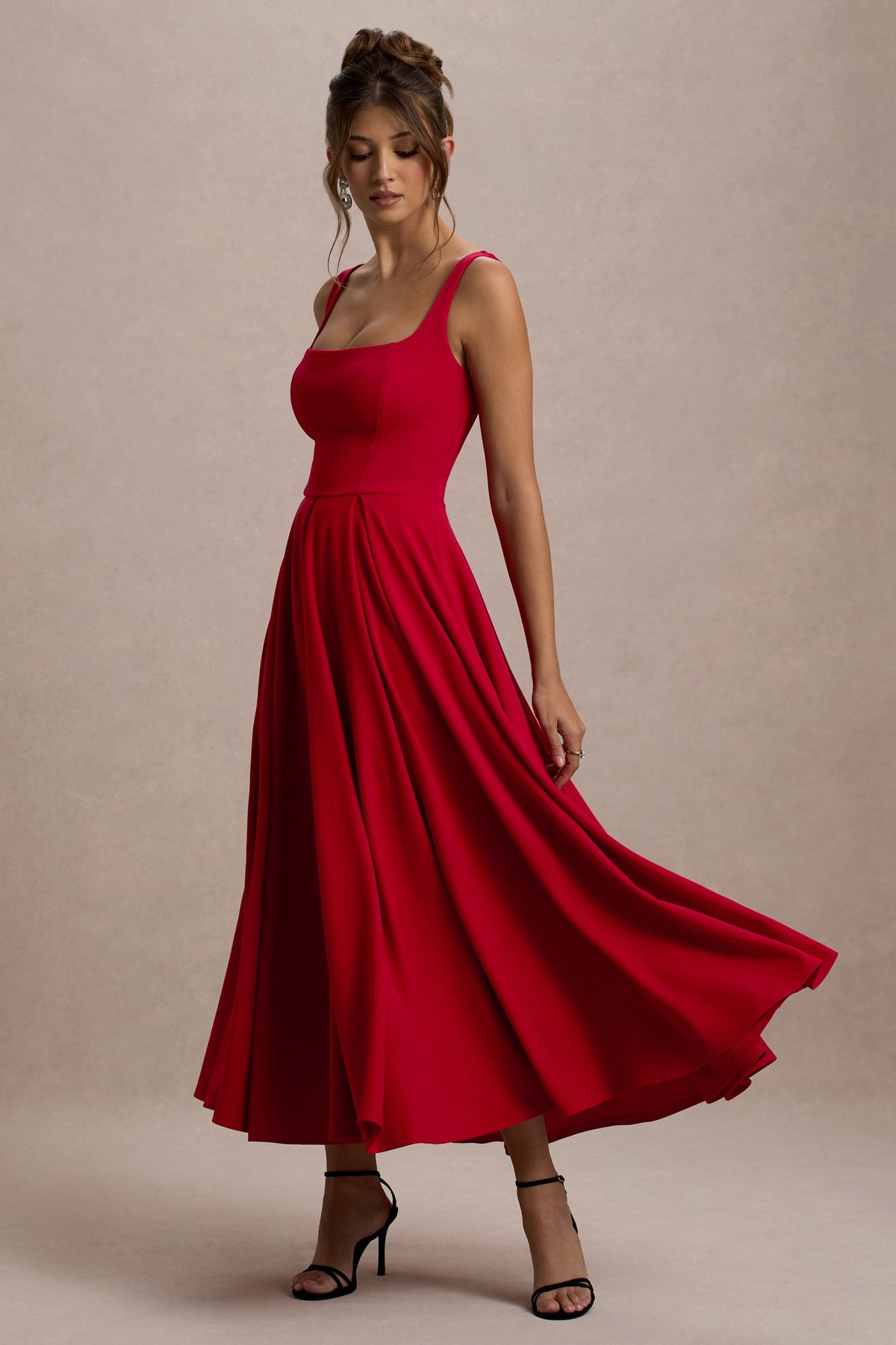 Parina | Vestido midi rojo con escote cuadrado y falda voluminosa