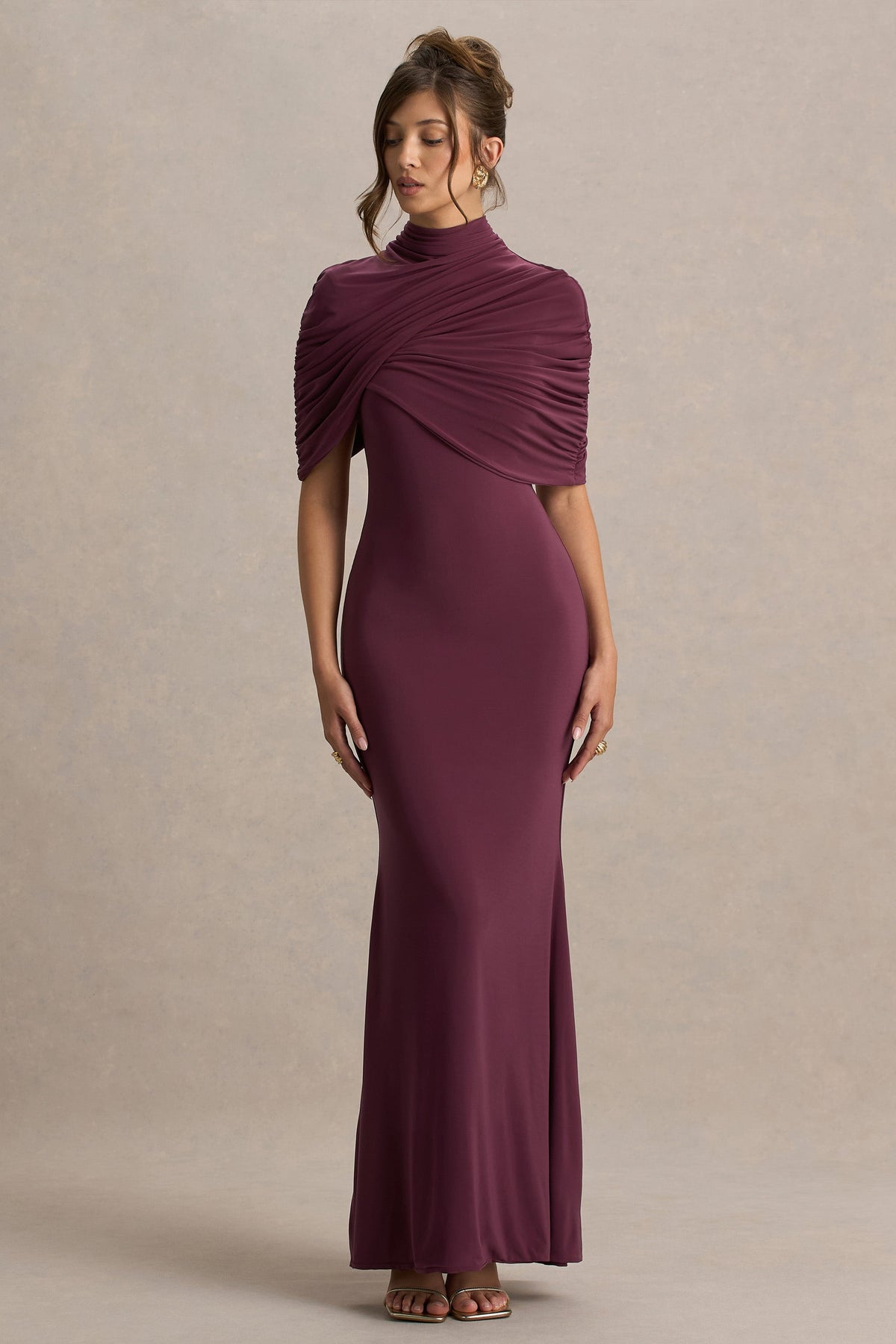 Cleora | Vestido largo burdeos con detalle de capa retorcida