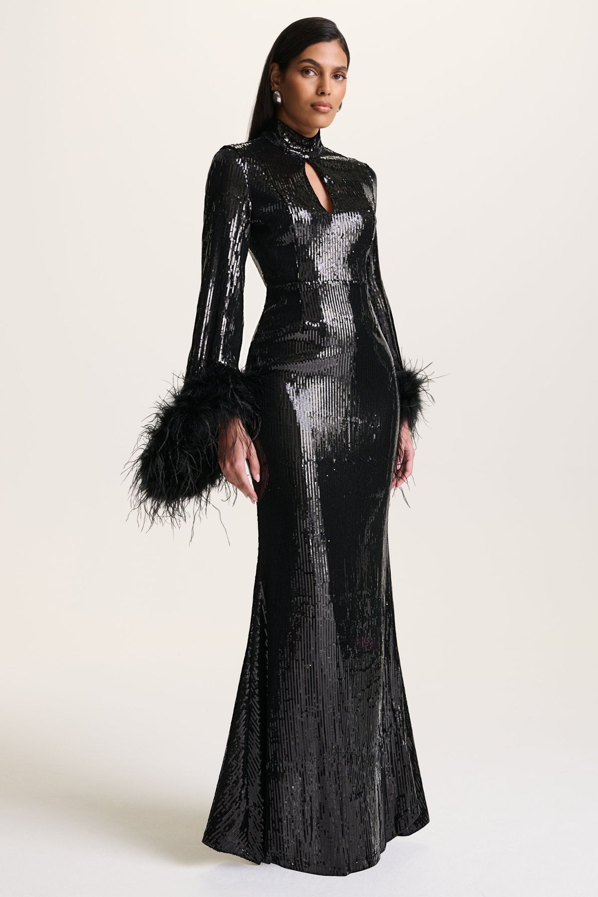 Cosmic Star | Vestido Largo Negro de Lentejuelas con Cuello Alto y Puños de Plumas