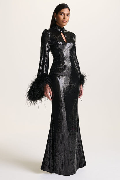 Cosmic Star | Vestido Largo Negro de Lentejuelas con Cuello Alto y Puños de Plumas