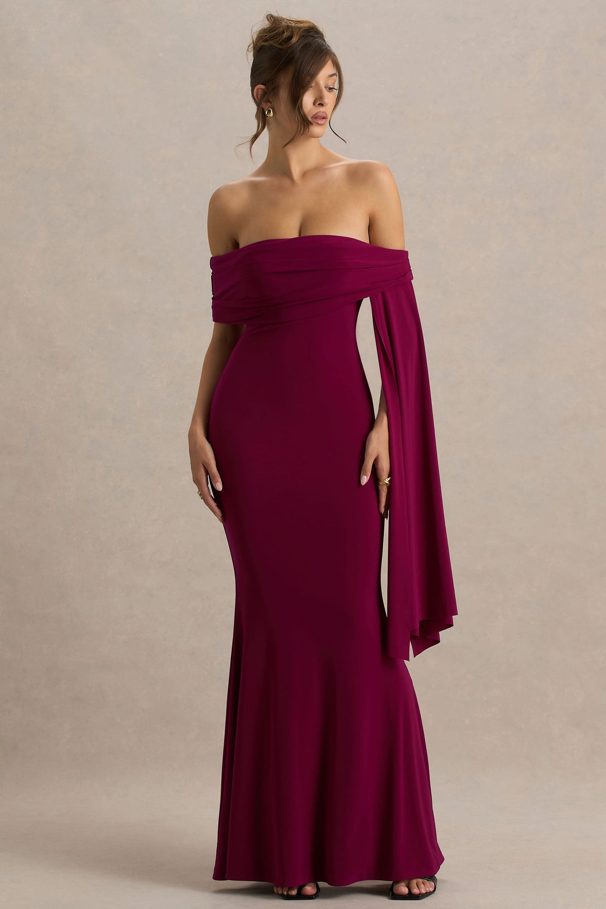 Saffina | Vestido Largo Burdeos con Escote Bardot y Detalle de Fajín