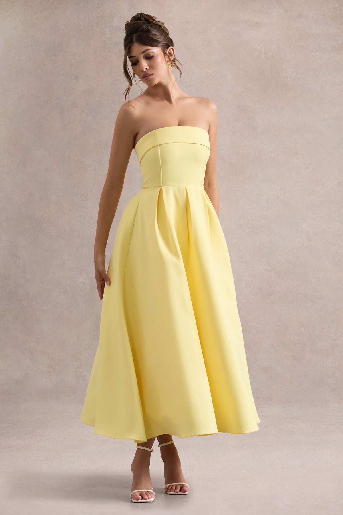 Annalise | Vestido midi en amarillo limón con escote bandeau y falda plisada