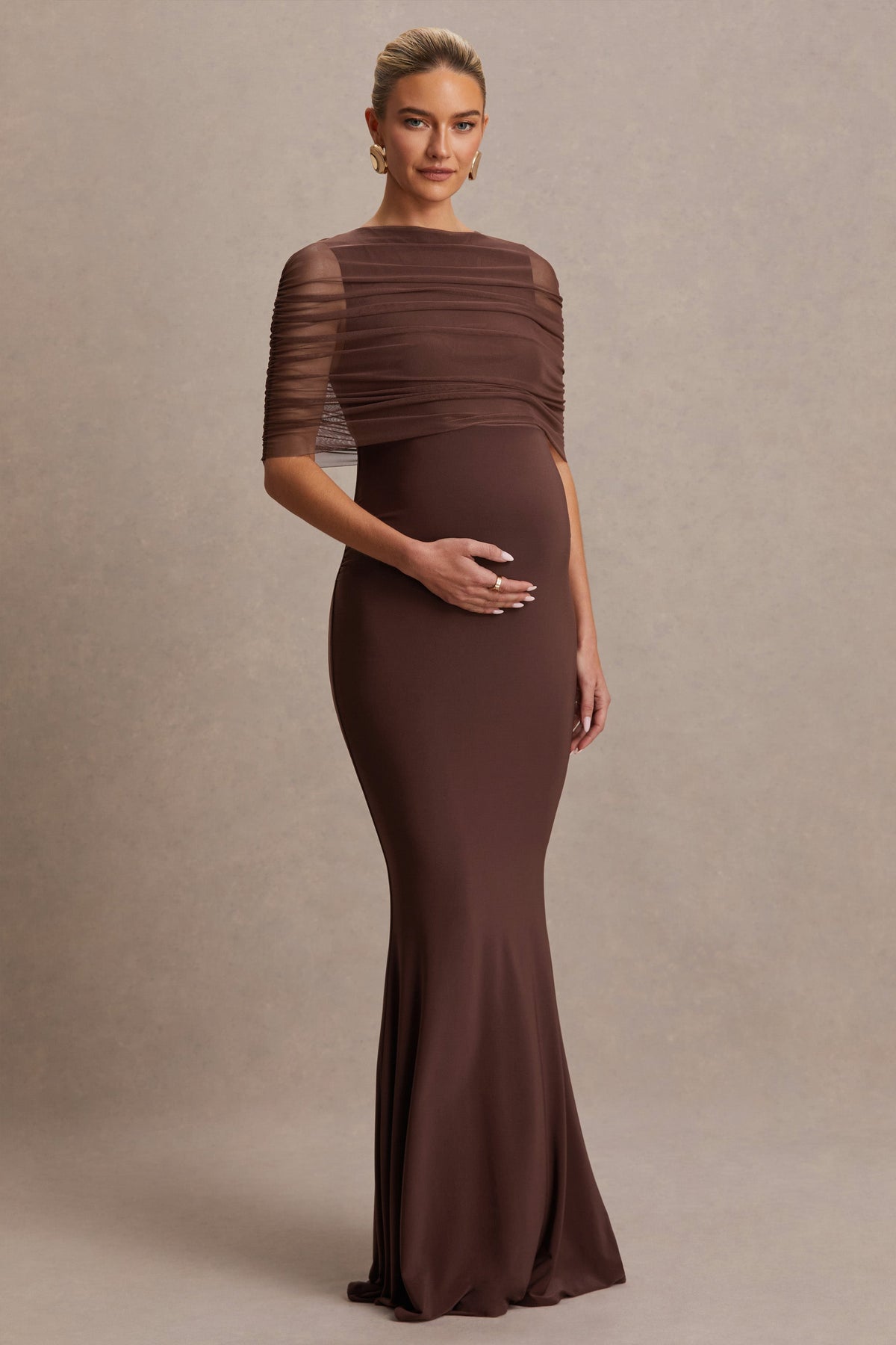 Zaria | Vestido Largo Marrón con Escote Redondo y Capa Superpuesta