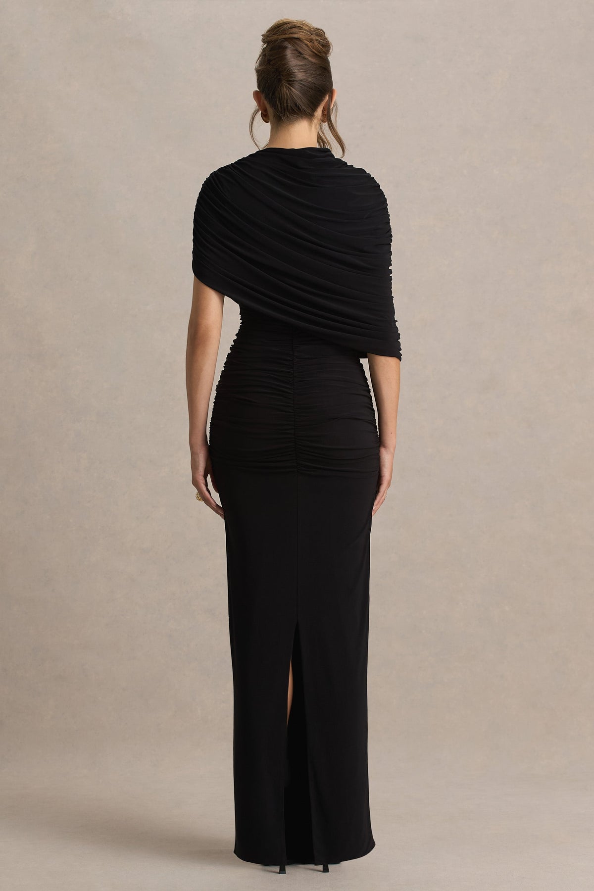 Glitz | Vestido largo en Negro con Escote Alto, Manga Capa y Detalle Fruncido
