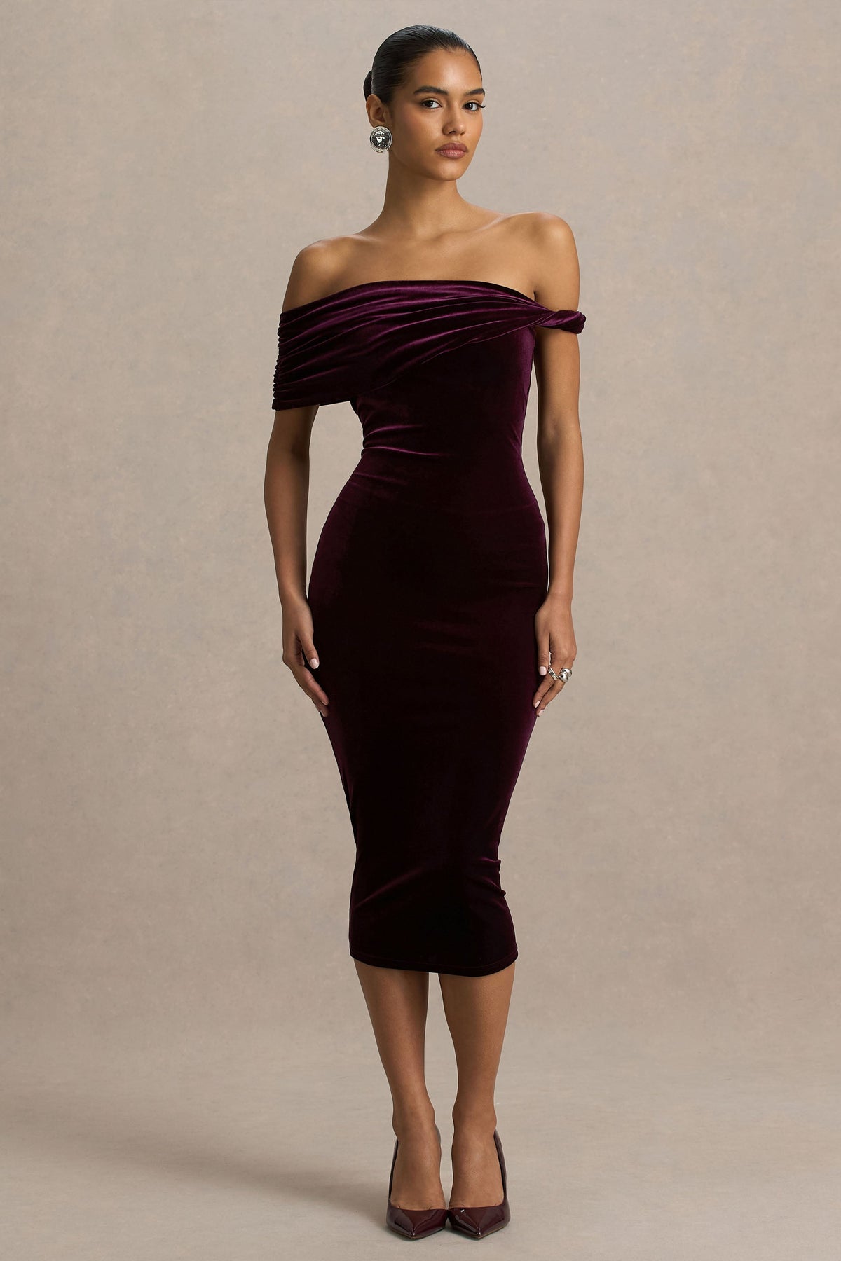 Billie | Vestido Midi de Terciopelo Burdeos con Escote Bardot y Manga Retorcida