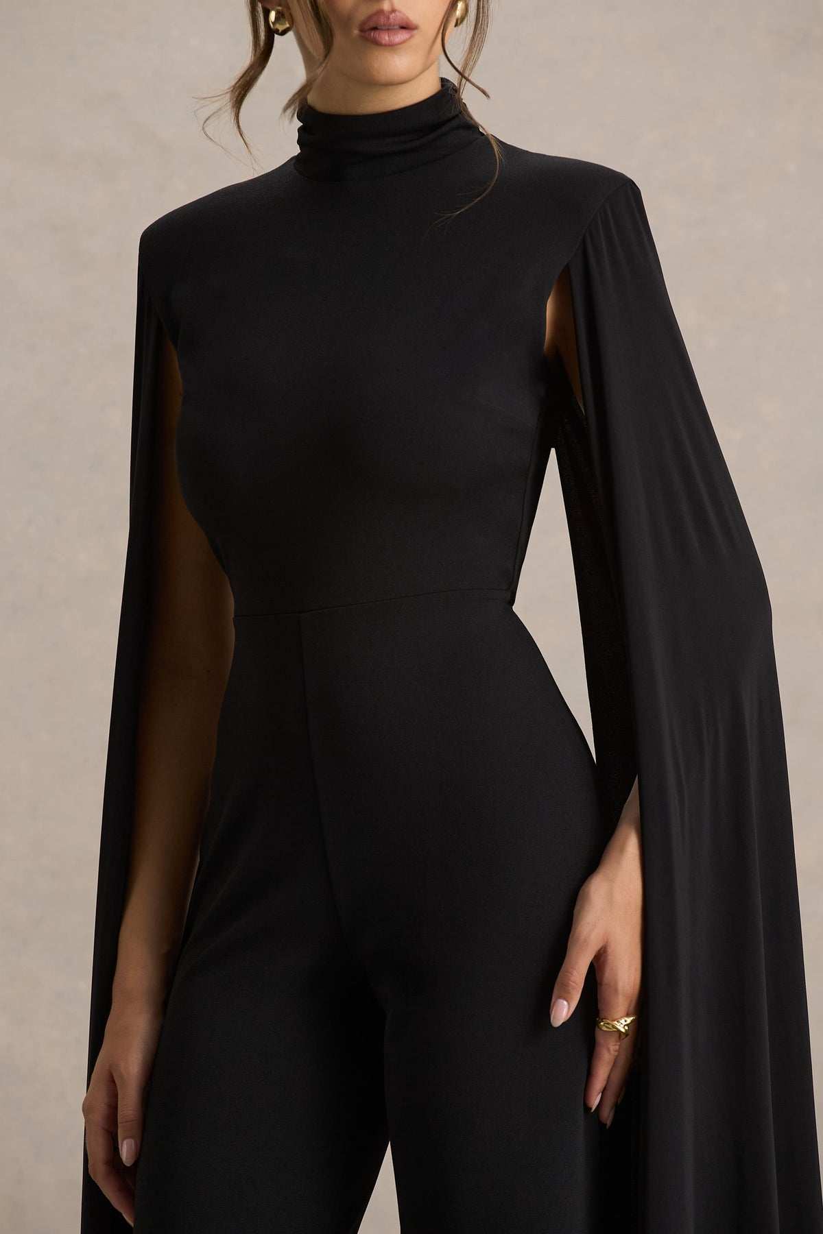 Dulcet | Mono Negro con Escote Alto y Mangas Capa