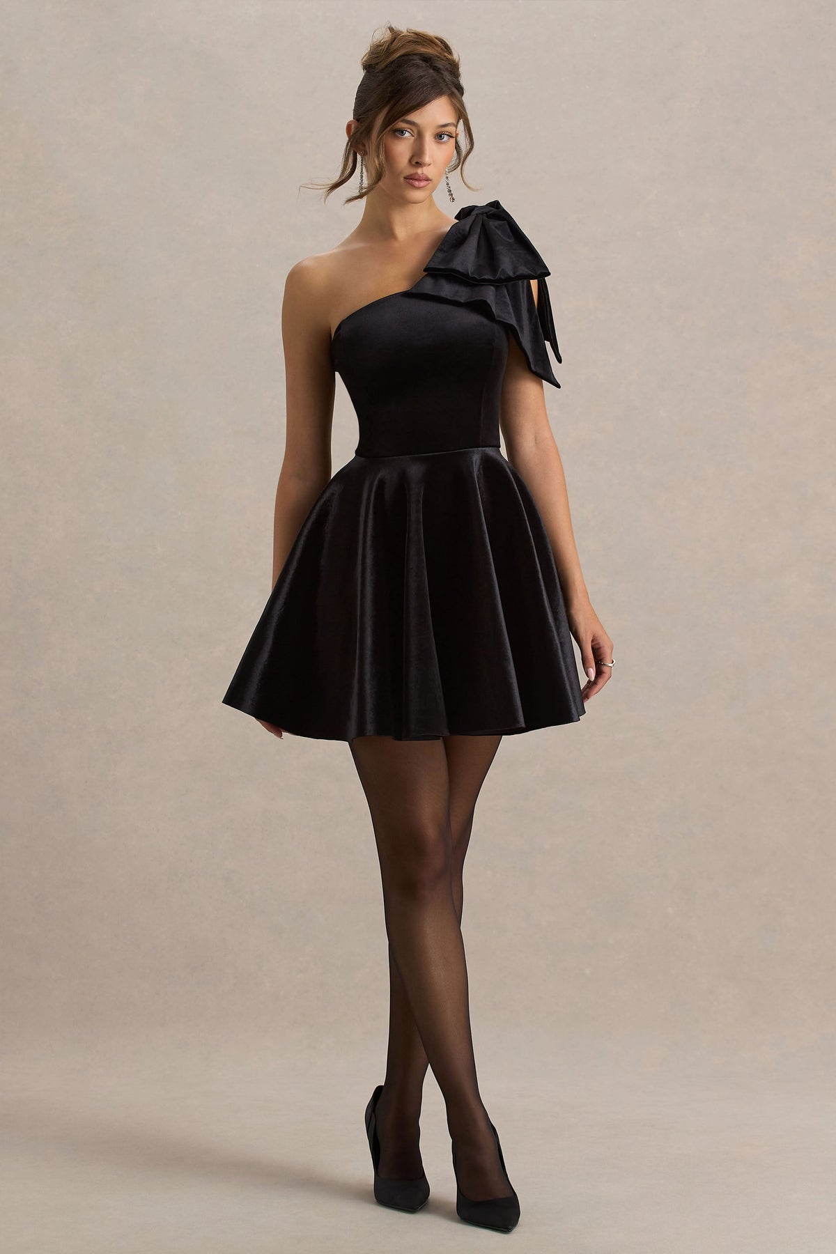 Keeley | Vestido Corto Negro de Terciopelo con Escote Asimétrico y Lazo