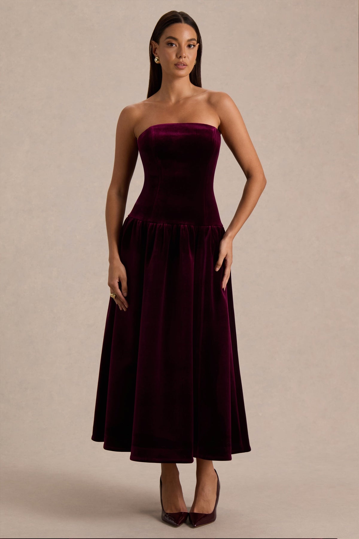 Violetta | Vestido Midi Burdeos de Cuello Bandeau, Cintura Caída y Falda Plisada