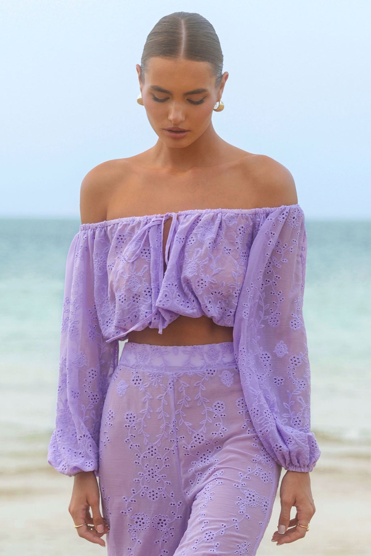 Fabienne | Top Lila Bordado con Escote Bardot y Mangas Abullonadas