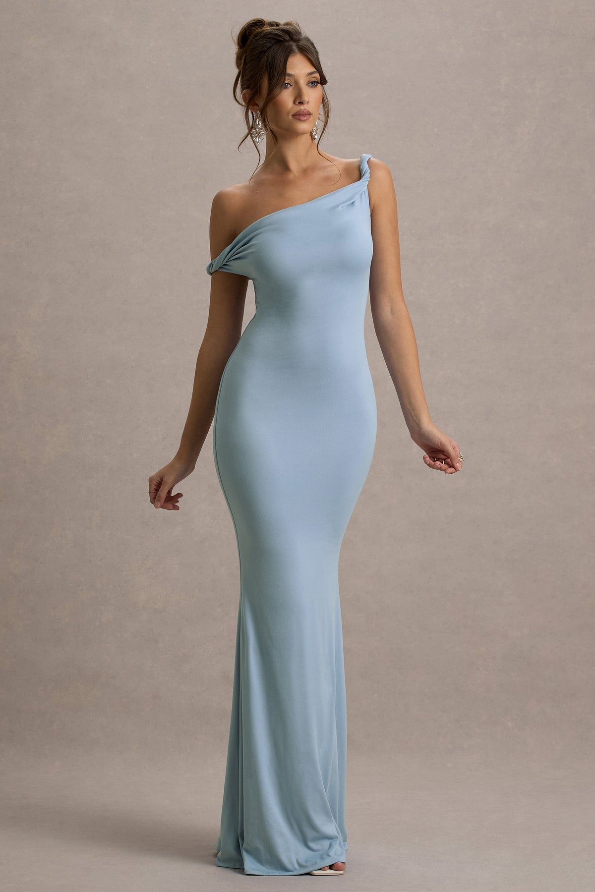 Lita | Vestido largo entallado en azul cielo y escote asimétrico retorcido