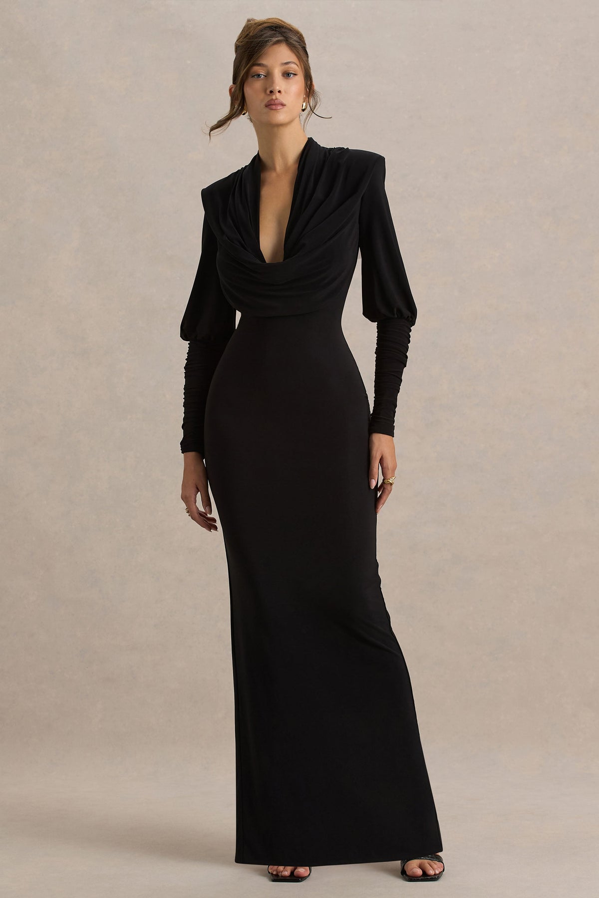 Kaylee | Vestido largo negro con mangas largas y escote profundo