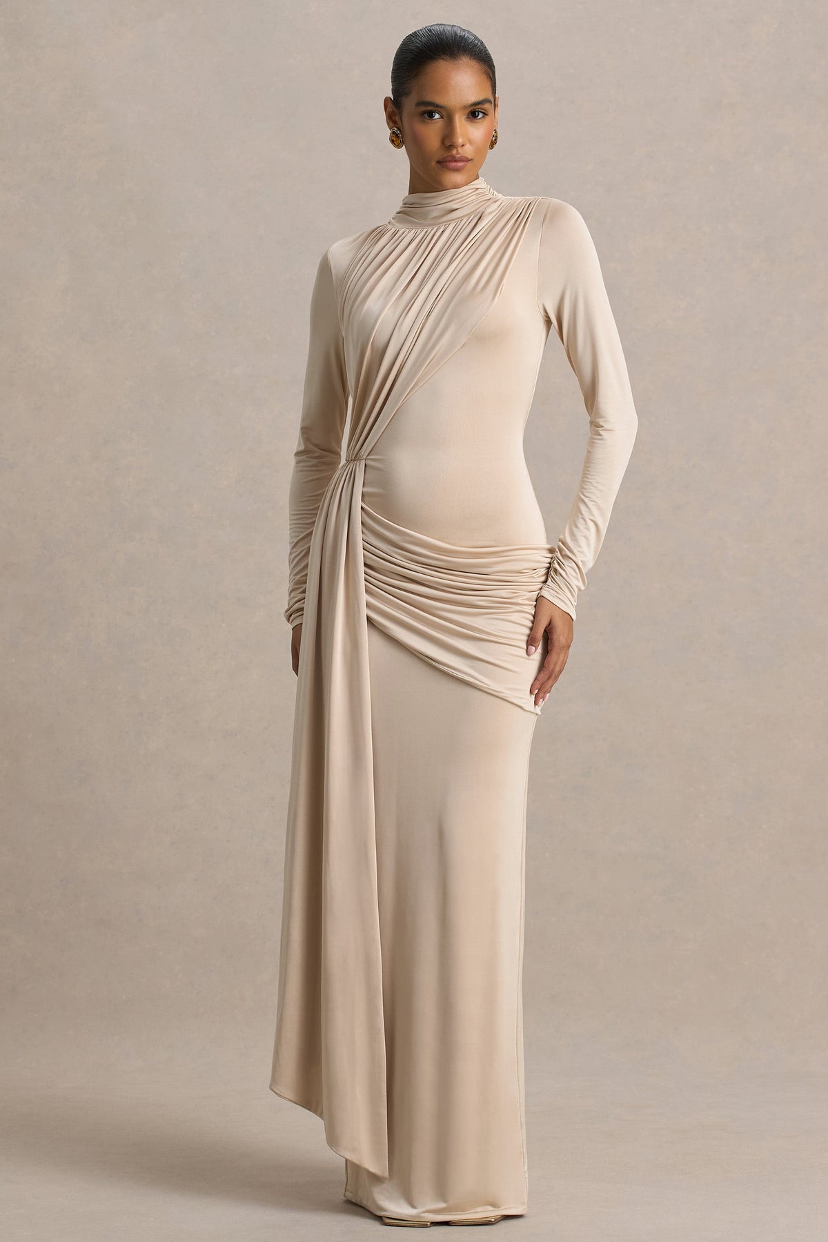 Romi | Vestido Largo Champán Con Escote Alto y Detalle Fruncido