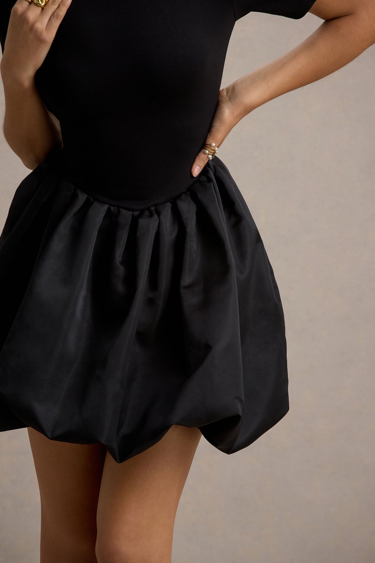 Blake | Vestido corto en Negro de Manga Corta con Falda con volumen de Satén