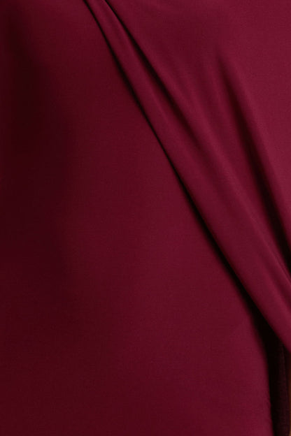 Cressida | Vestido Largo burdeos con escote asimétrico y manga capa