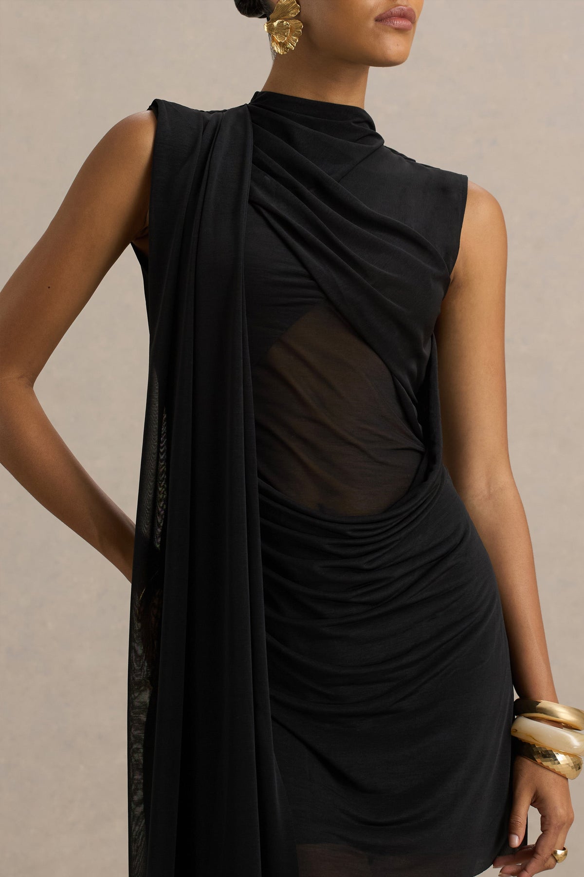 Riad | Vestido corto negro de gasa con cuerpo transparente y capa de mangas dobles.