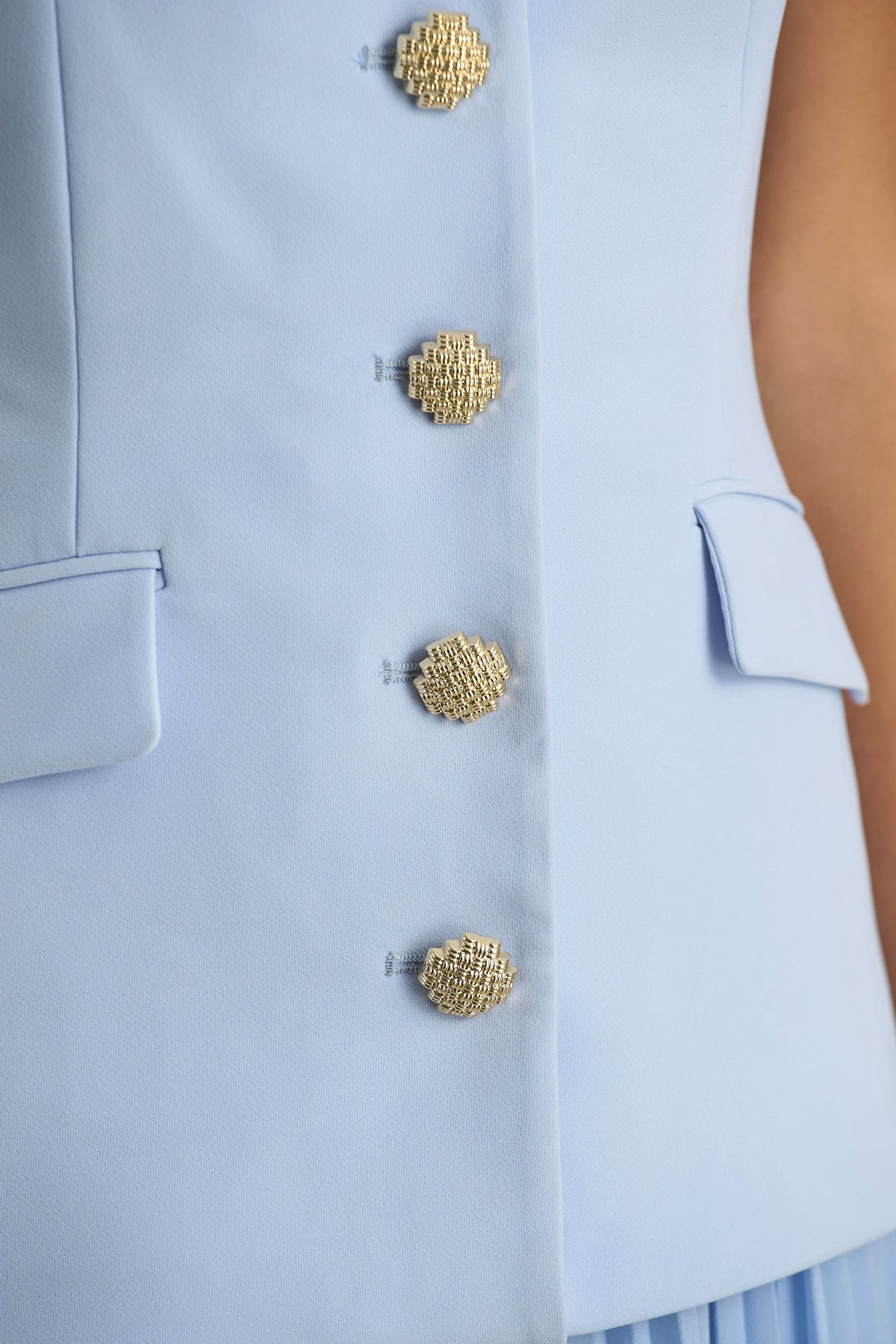 Heavenly | Vestido largo azul claro con detalle de botones dorados y falda plisada
