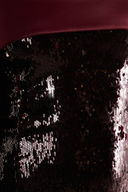 Casandra | Vestido Corto bandeau con lentejuelas burdeos y ribete de satén