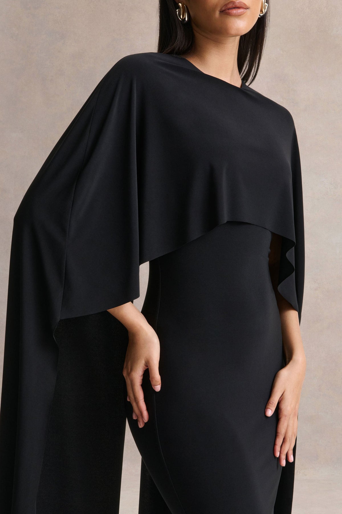 Kalani | Vestido Midi Negro con Cuello Redondo y Mangas Tipo Capa