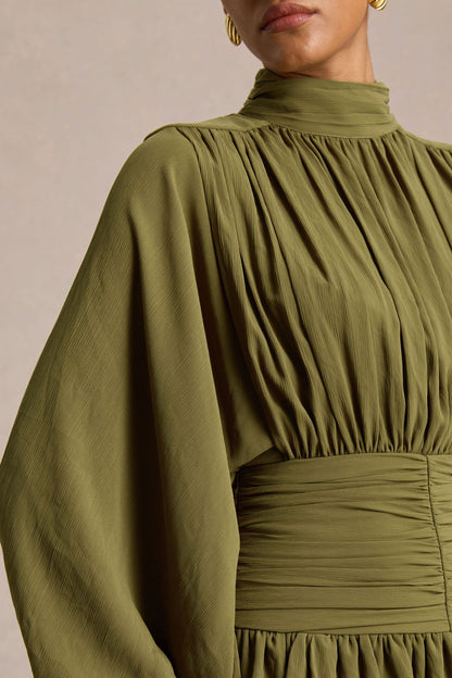 Imma | Vestido corto de cuello alto en color oliva con detalles de volantes