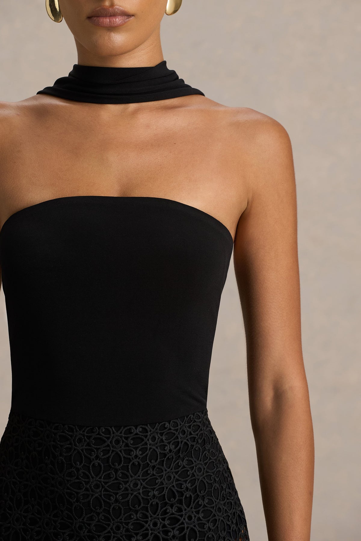 Tamala | Vestido Midi  ceñido y encaje en negro