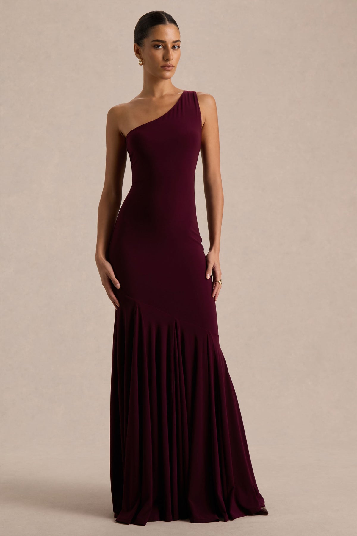 Zya | Vestido largo cola de pez con escote asimétrico en ciruela oscuro