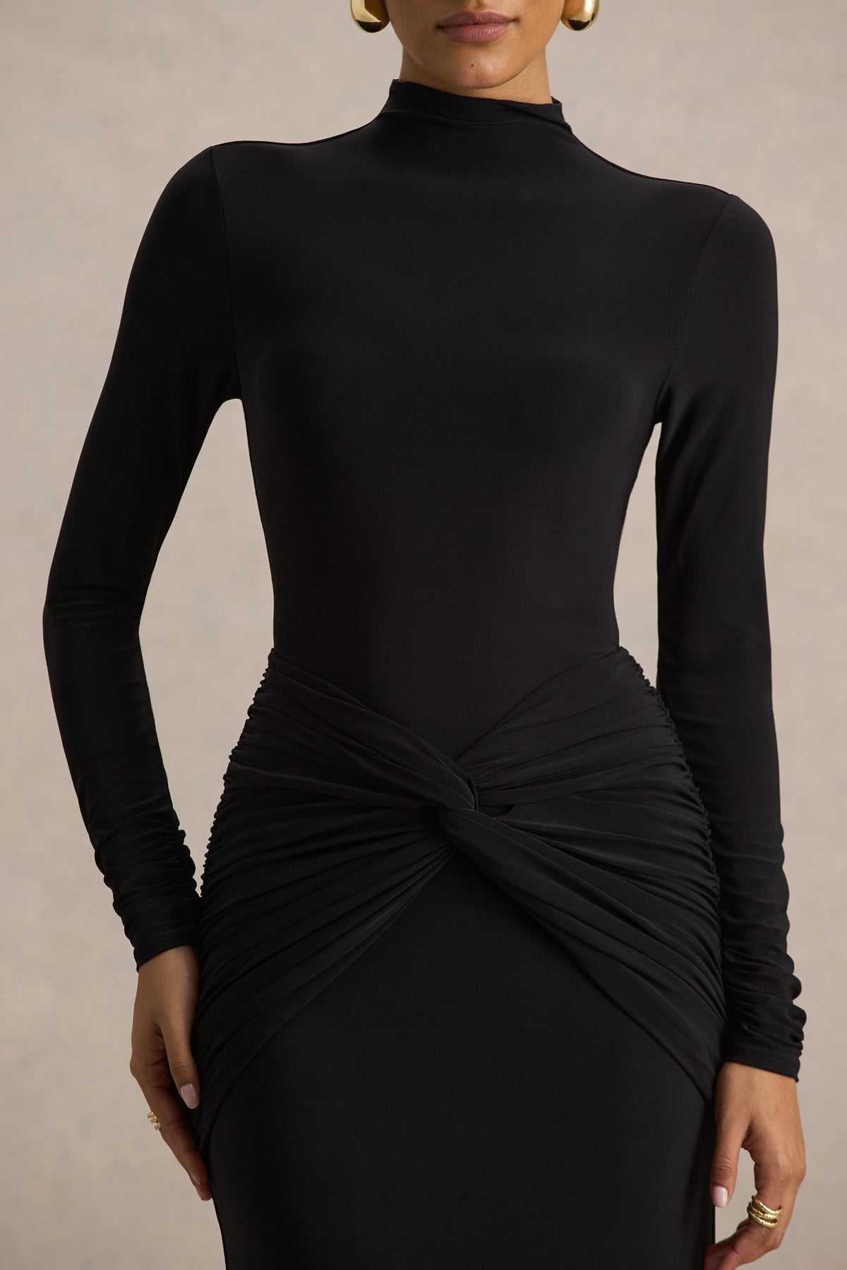 Alula | Vestido Largo Negro con Escote Alto y Detalle de Nudo