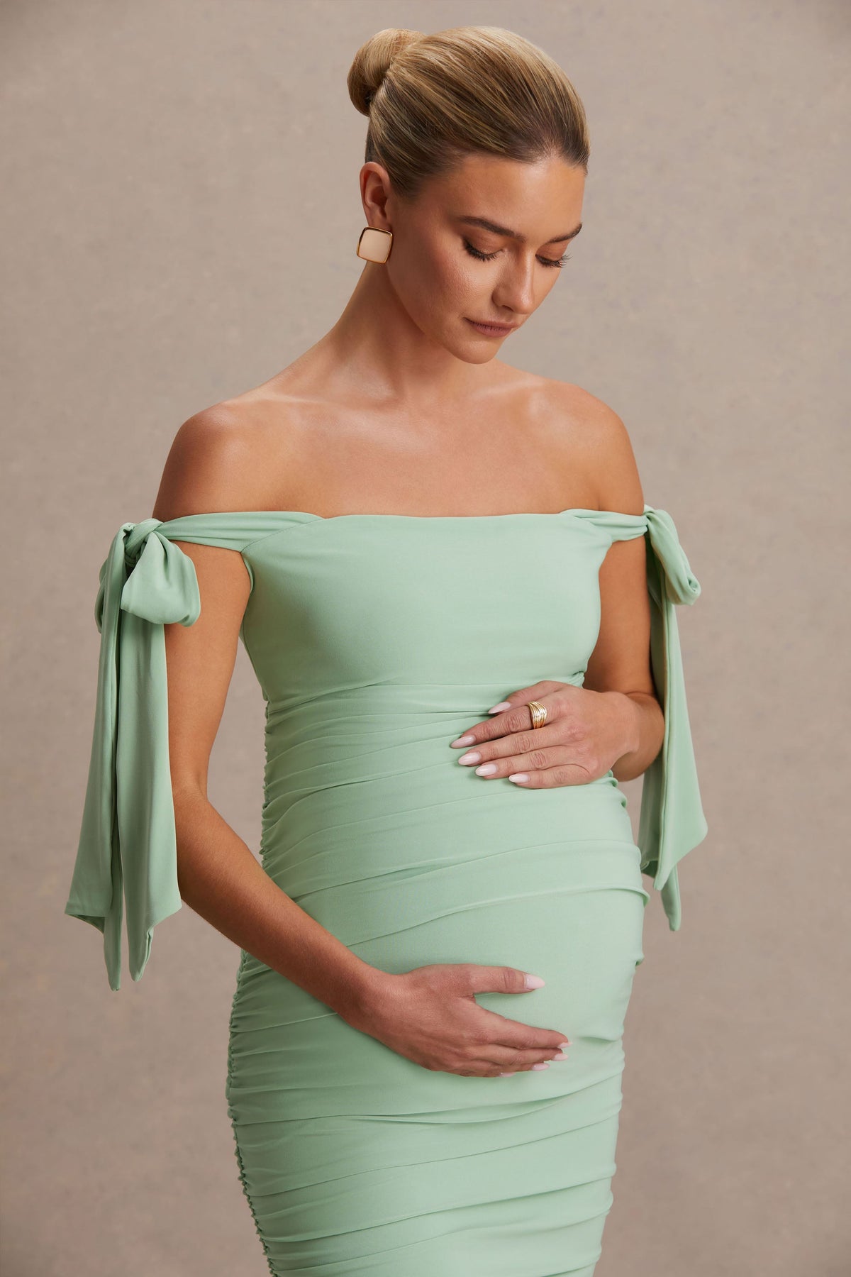 Chandelier | Vestido Midi premamá en verde Claro con Escote Bardot y Detalles de Lazo