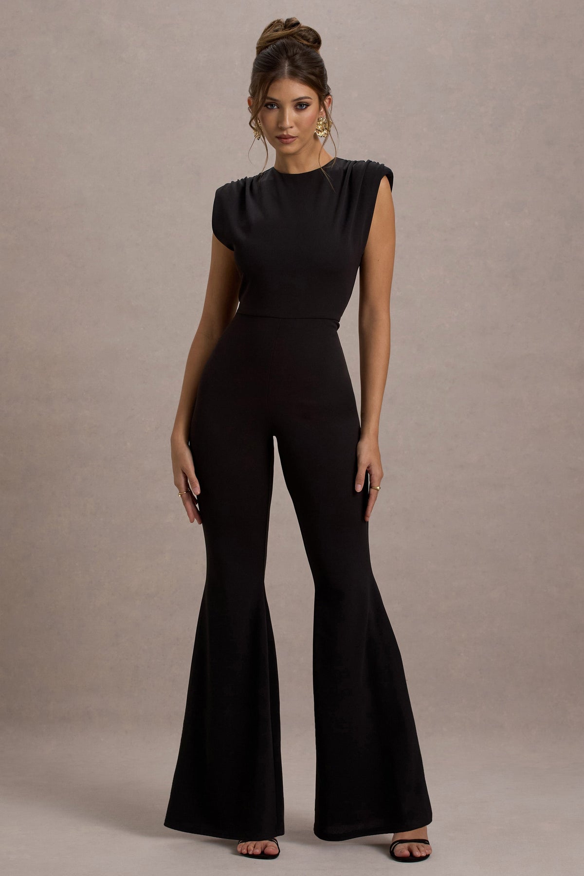 Elyna | Mono negro con hombros fruncidos y pantalones acampanados